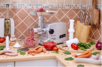 3 moduri in care te ajuta o masina de tocat carne in bucatarie