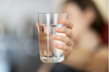 Avantajele unui dozator de apa acasa sau la birou: hidratare smart, stil si zero batai de cap